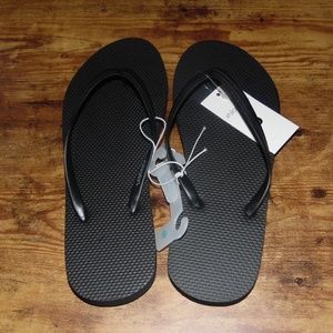 Womens Xhilaration Black Flip Flops